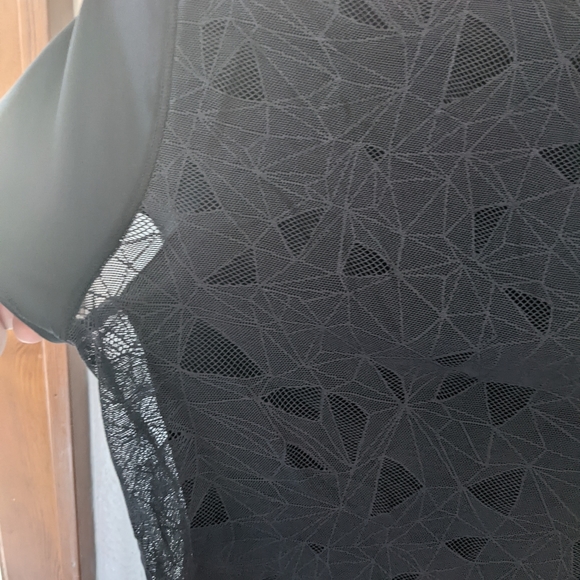 Women's Under Armour Athletic Shirt w/Sexy Mesh Black - Picture 3 of 7